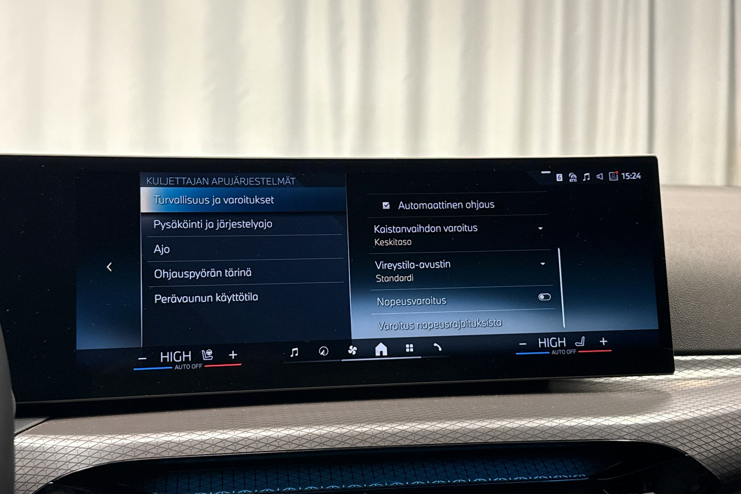 musta BMW 330 2025 kuva 22.