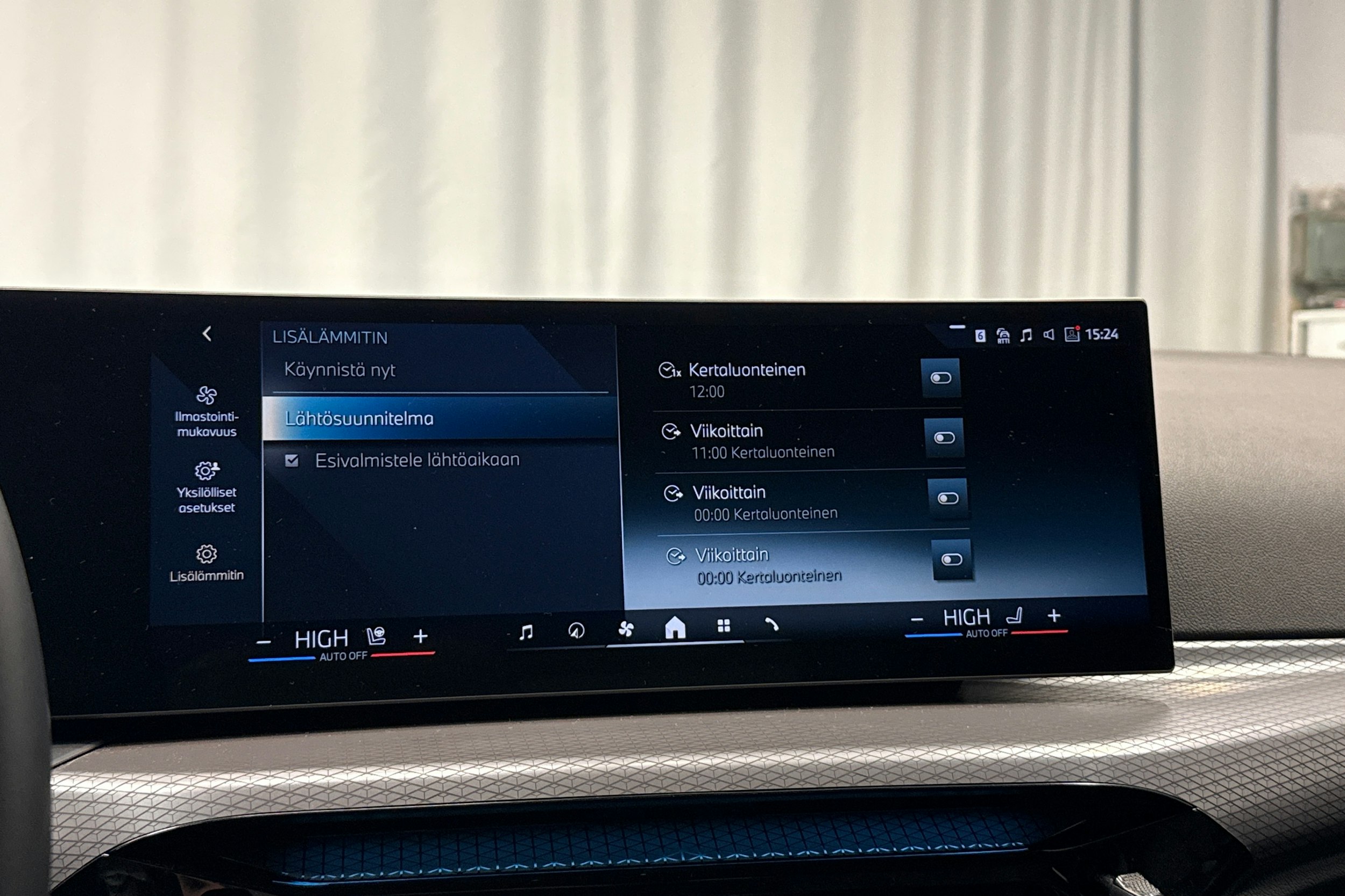 musta BMW 330 2025 kuva 24.