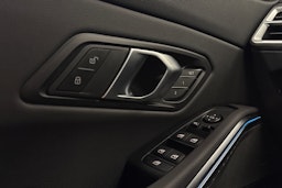 musta BMW 330 2025 kuva 26.