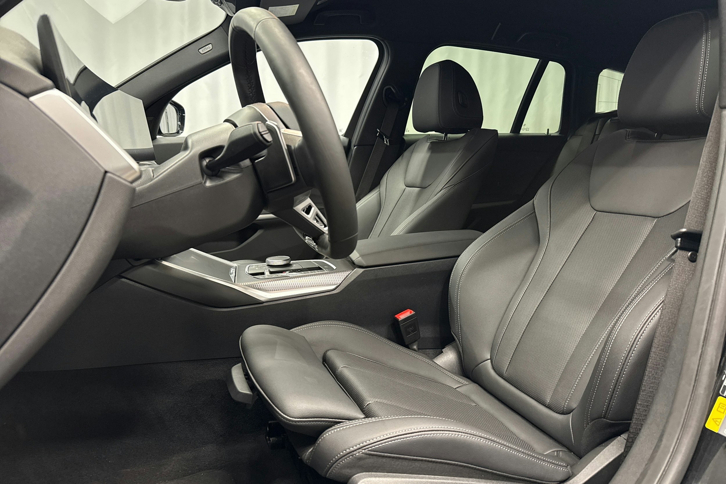 musta BMW 330 2025 kuva 27.