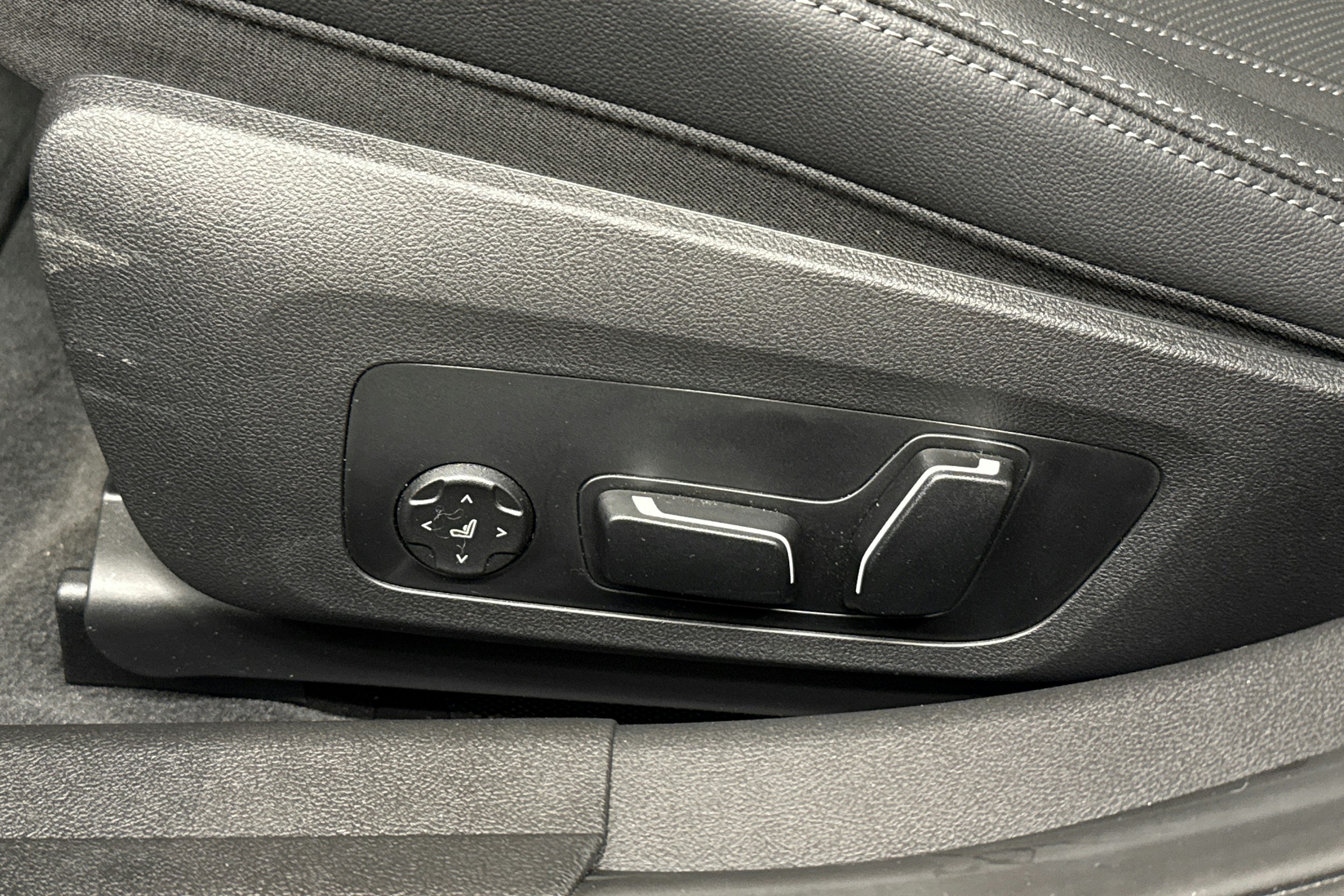 musta BMW 330 2025 kuva 28.