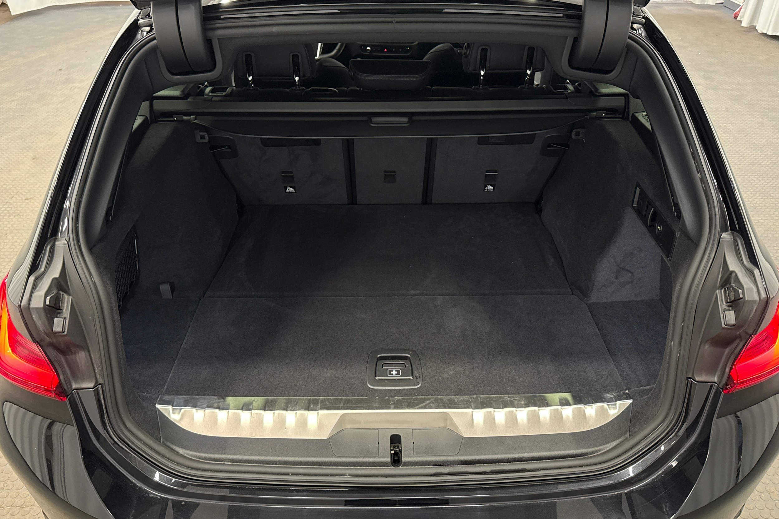 musta BMW 330 2025 kuva 30.