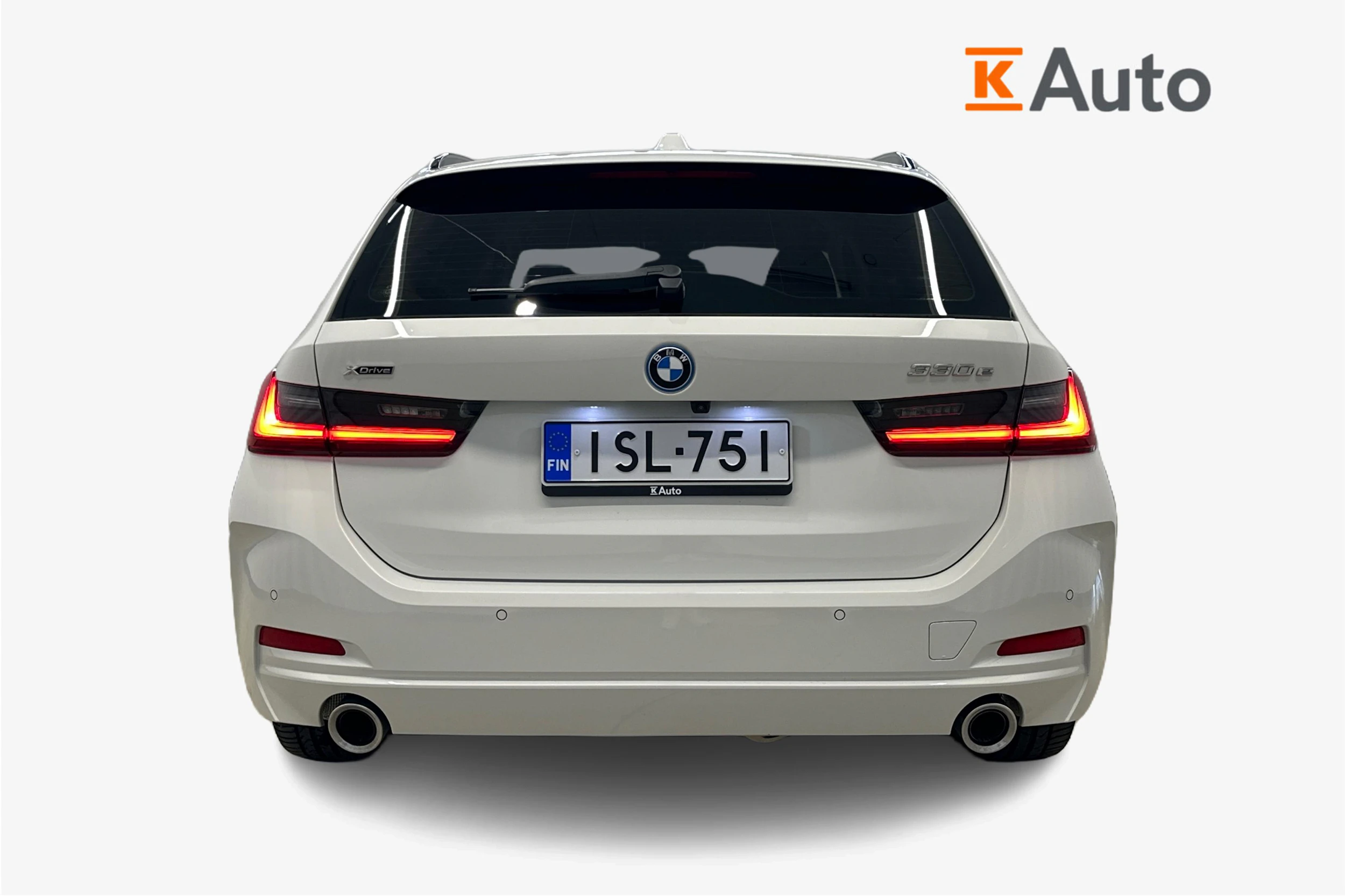 valkoinen BMW 330 2026 kuva 3.