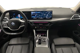 valkoinen BMW 330 2026 kuva 7.