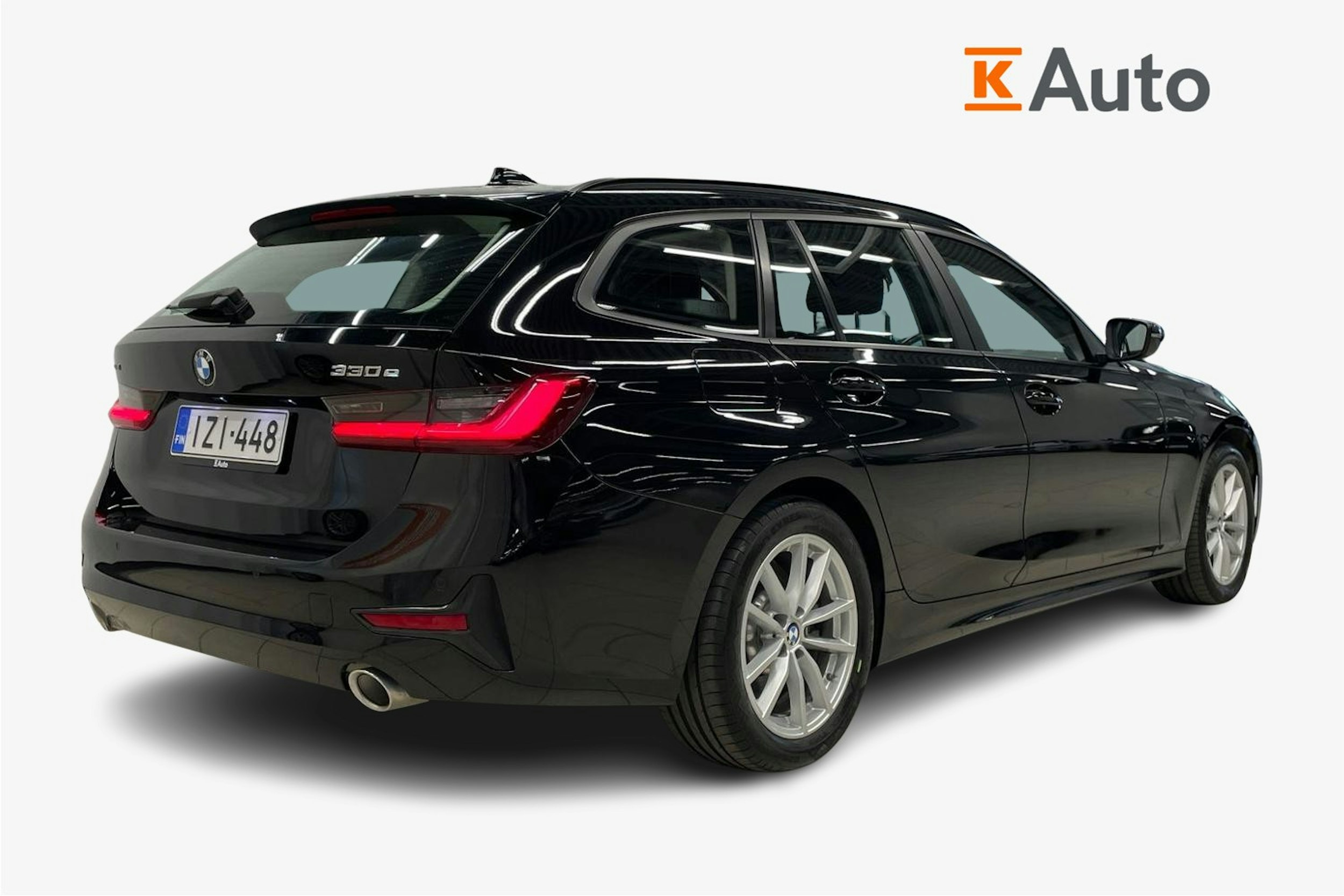 Musta BMW 330e 2021 kuva 2.