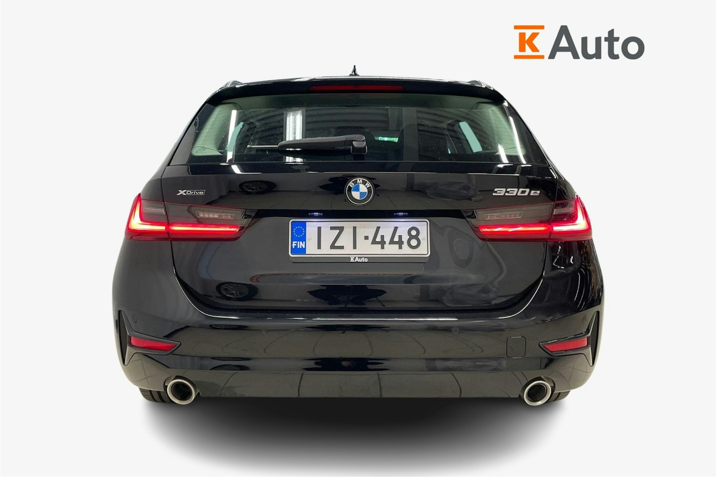 Musta BMW 330e 2021 kuva 3.