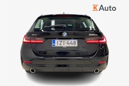 Musta BMW 330e 2021 kuva 3.