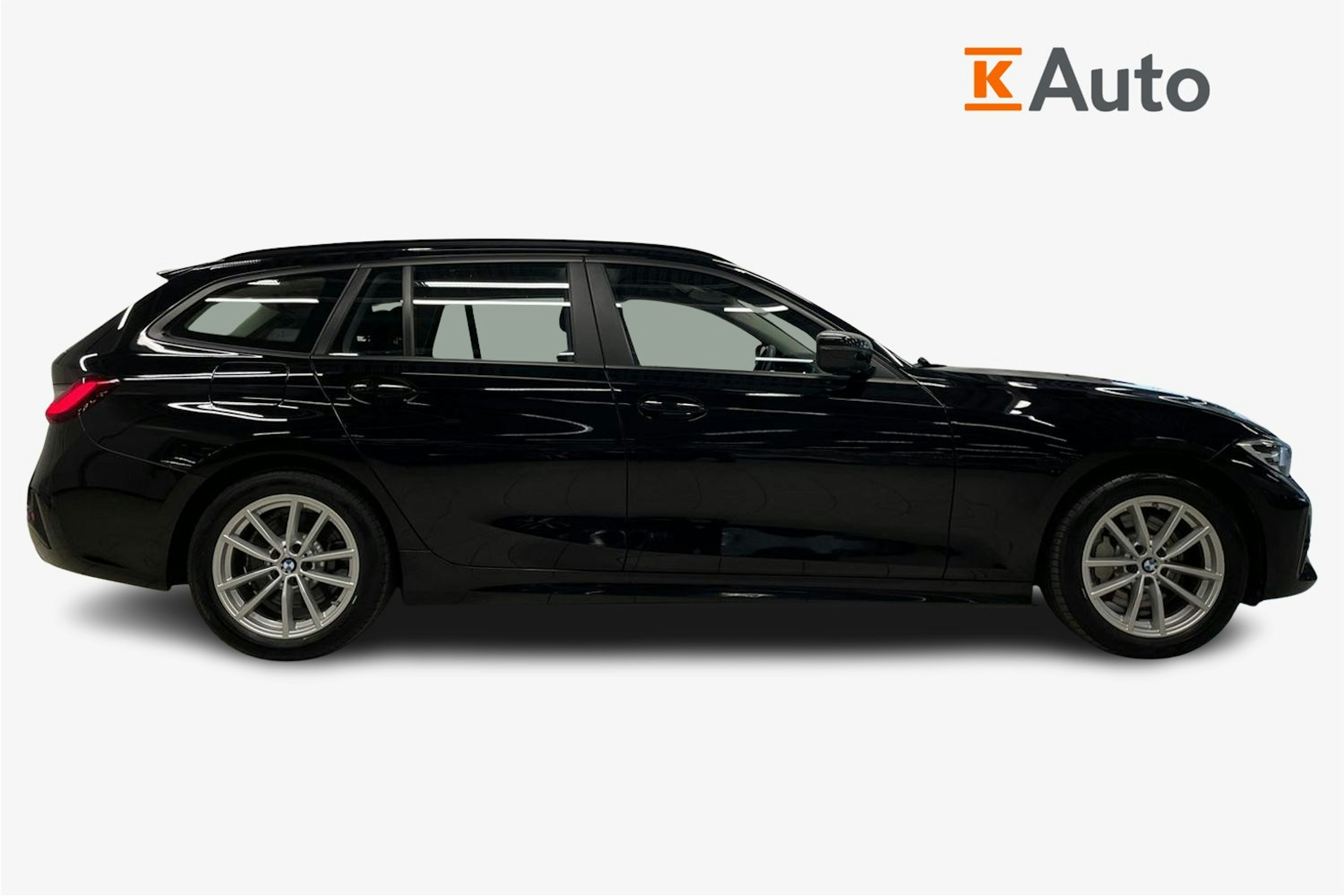 Musta BMW 330e 2021 kuva 6.