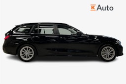 Musta BMW 330e 2021 kuva 6.