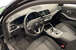Musta BMW 330e 2021 kuva 7.