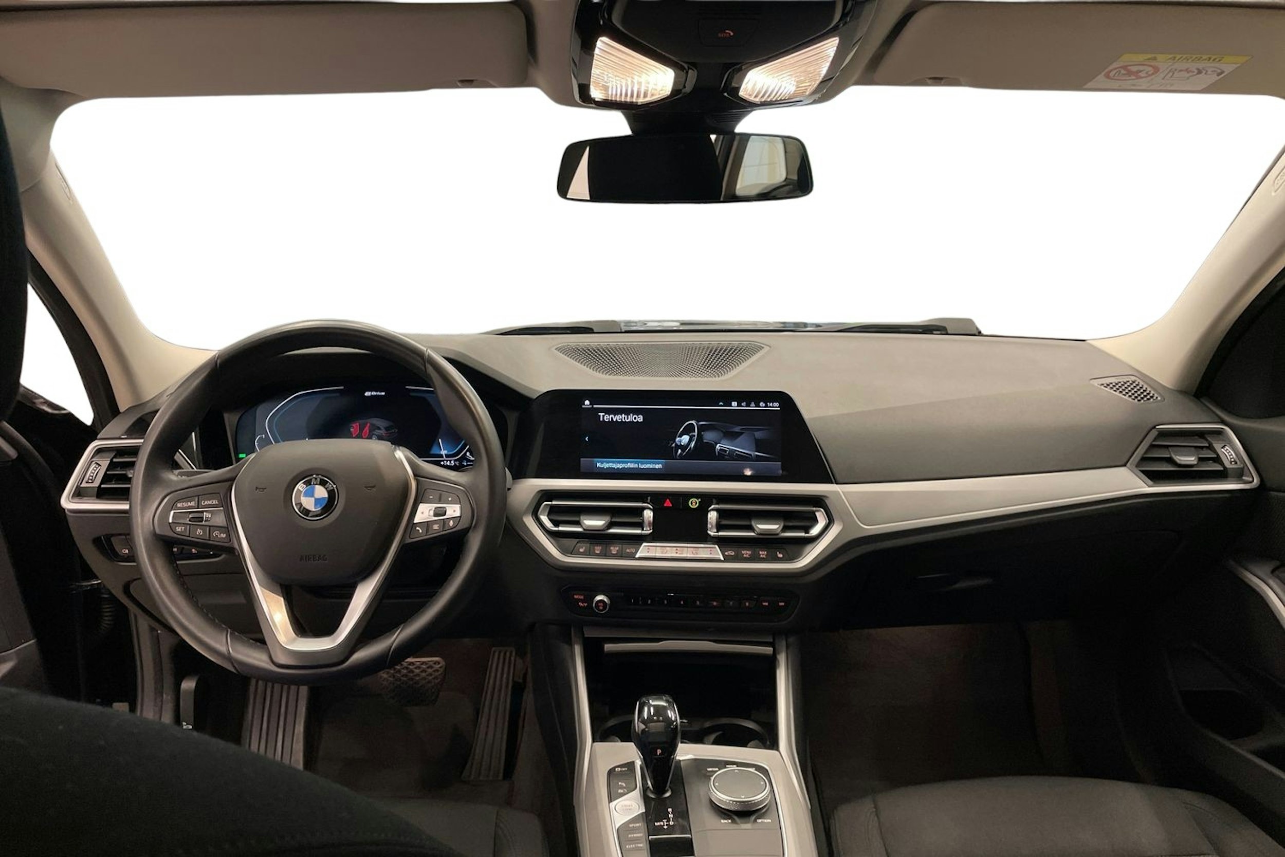 Musta BMW 330e 2021 kuva 9.