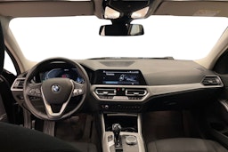 Musta BMW 330e 2021 kuva 9.