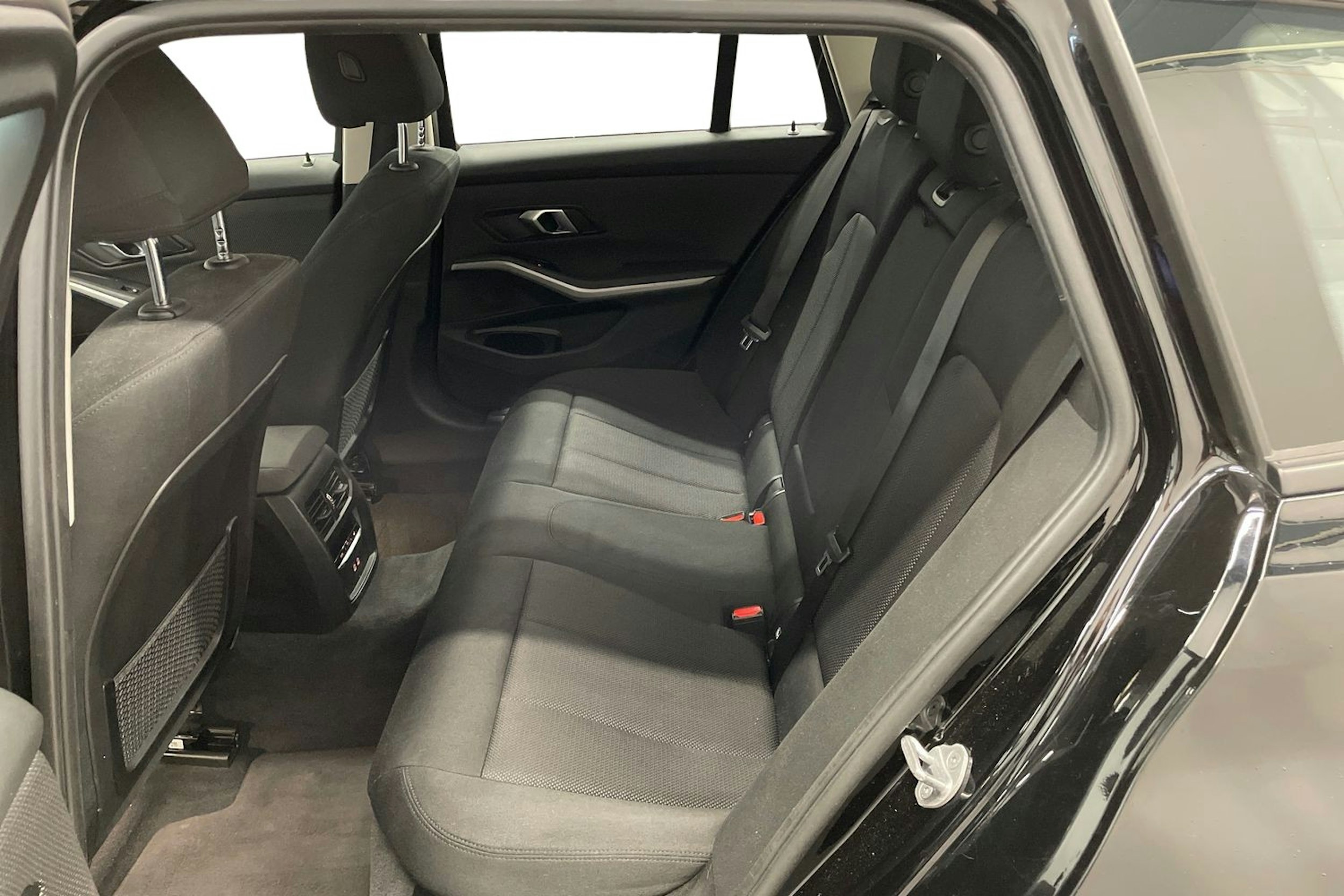 Musta BMW 330e 2021 kuva 10.