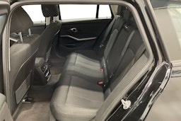Musta BMW 330e 2021 kuva 10.