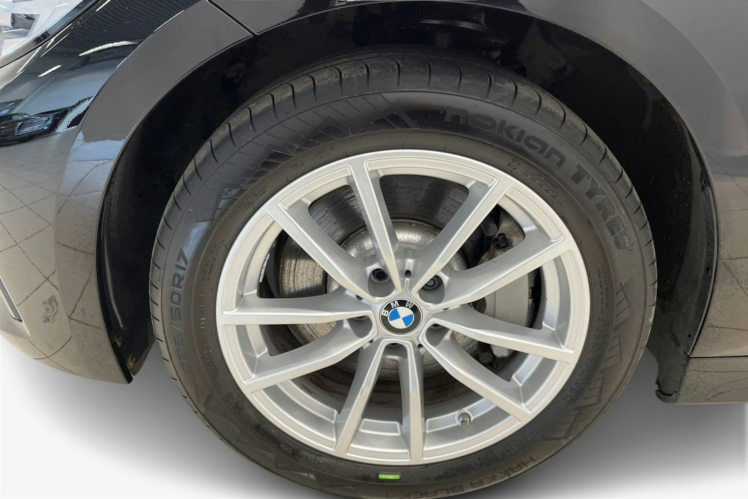 Musta BMW 330e 2021 kuva 11.