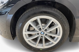 Musta BMW 330e 2021 kuva 11.