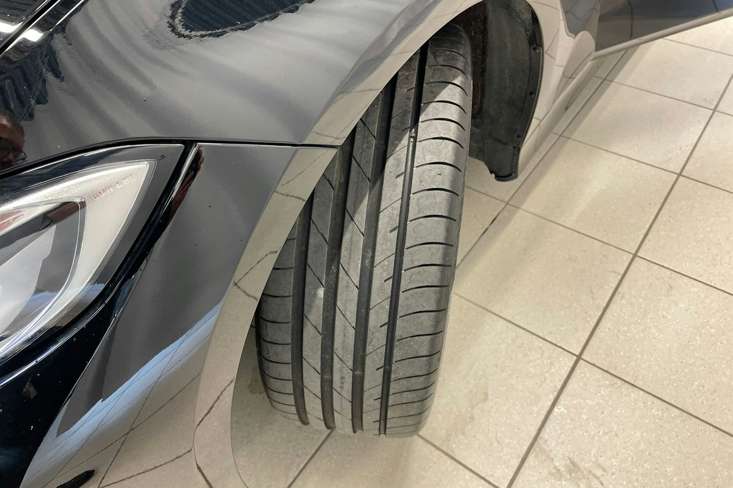 Musta BMW 330e 2021 kuva 13.