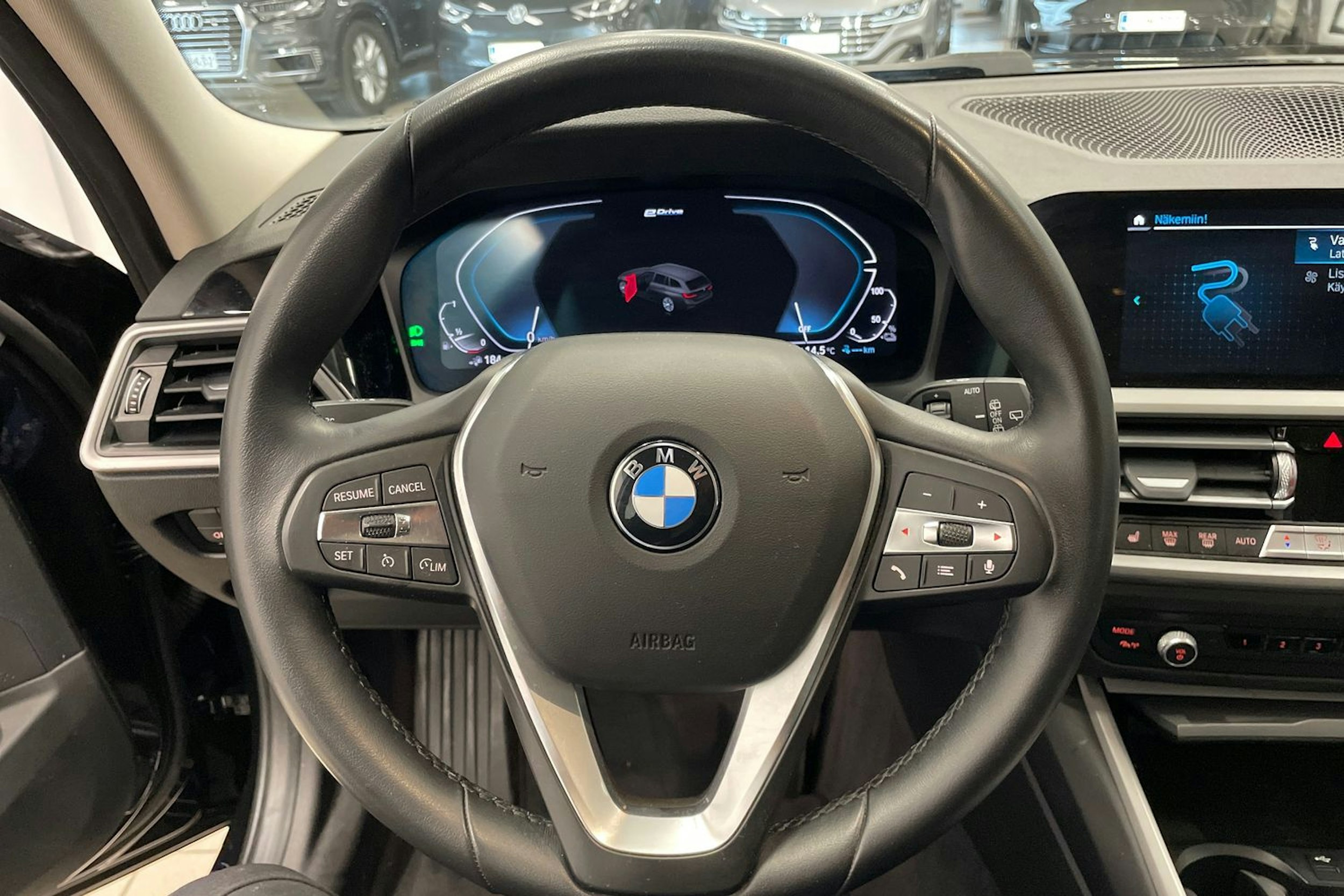 Musta BMW 330e 2021 kuva 14.