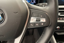Musta BMW 330e 2021 kuva 15.