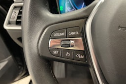 Musta BMW 330e 2021 kuva 16.