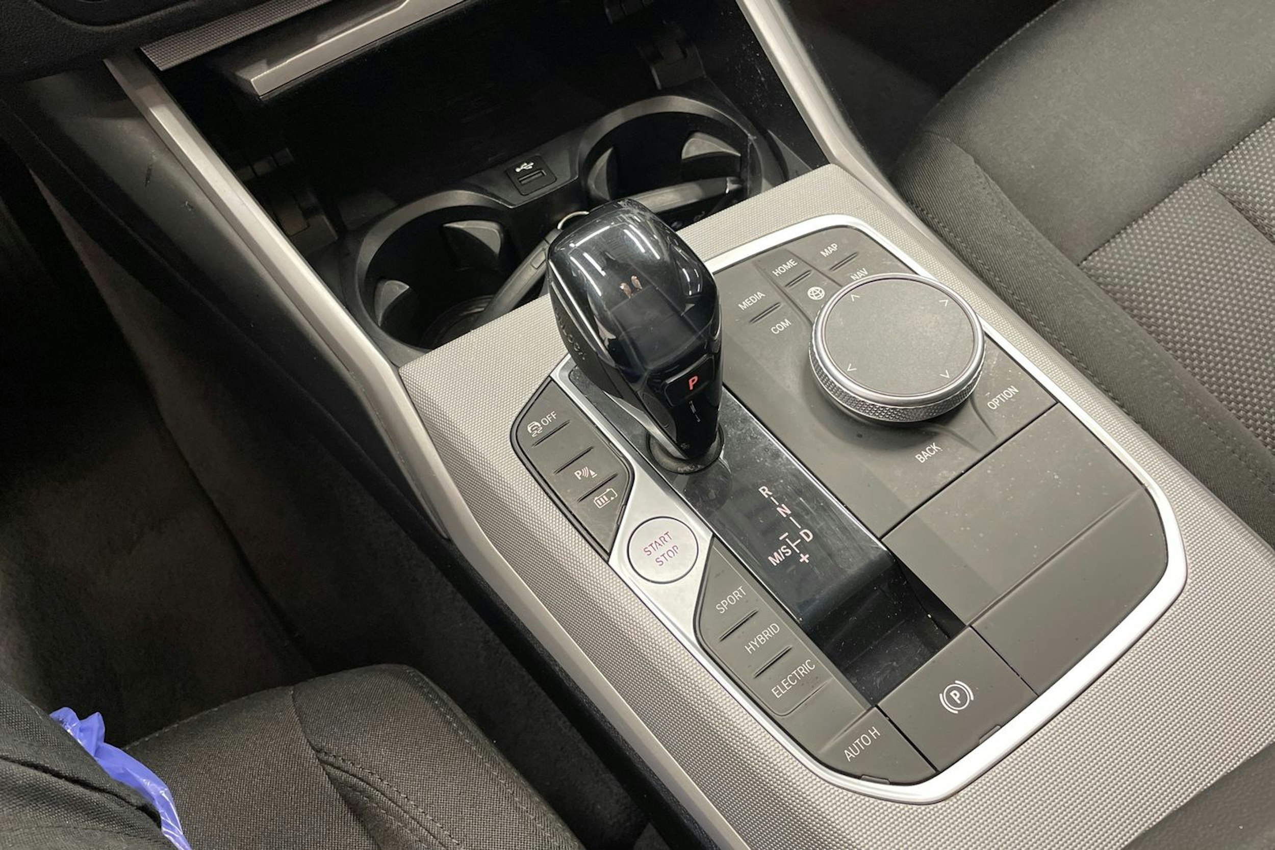 Musta BMW 330e 2021 kuva 17.