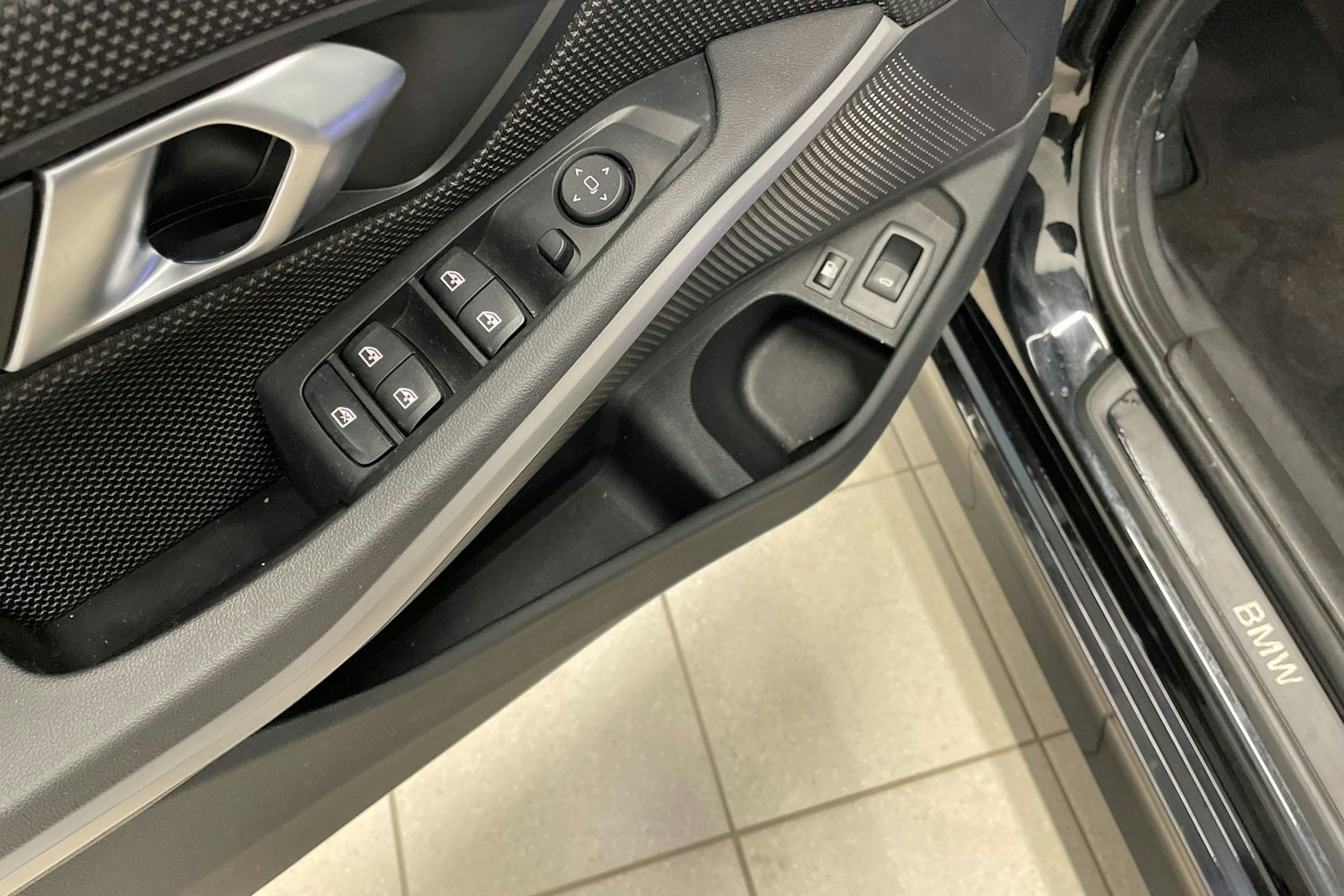 Musta BMW 330e 2021 kuva 20.