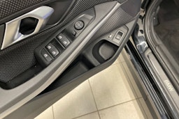 Musta BMW 330e 2021 kuva 20.