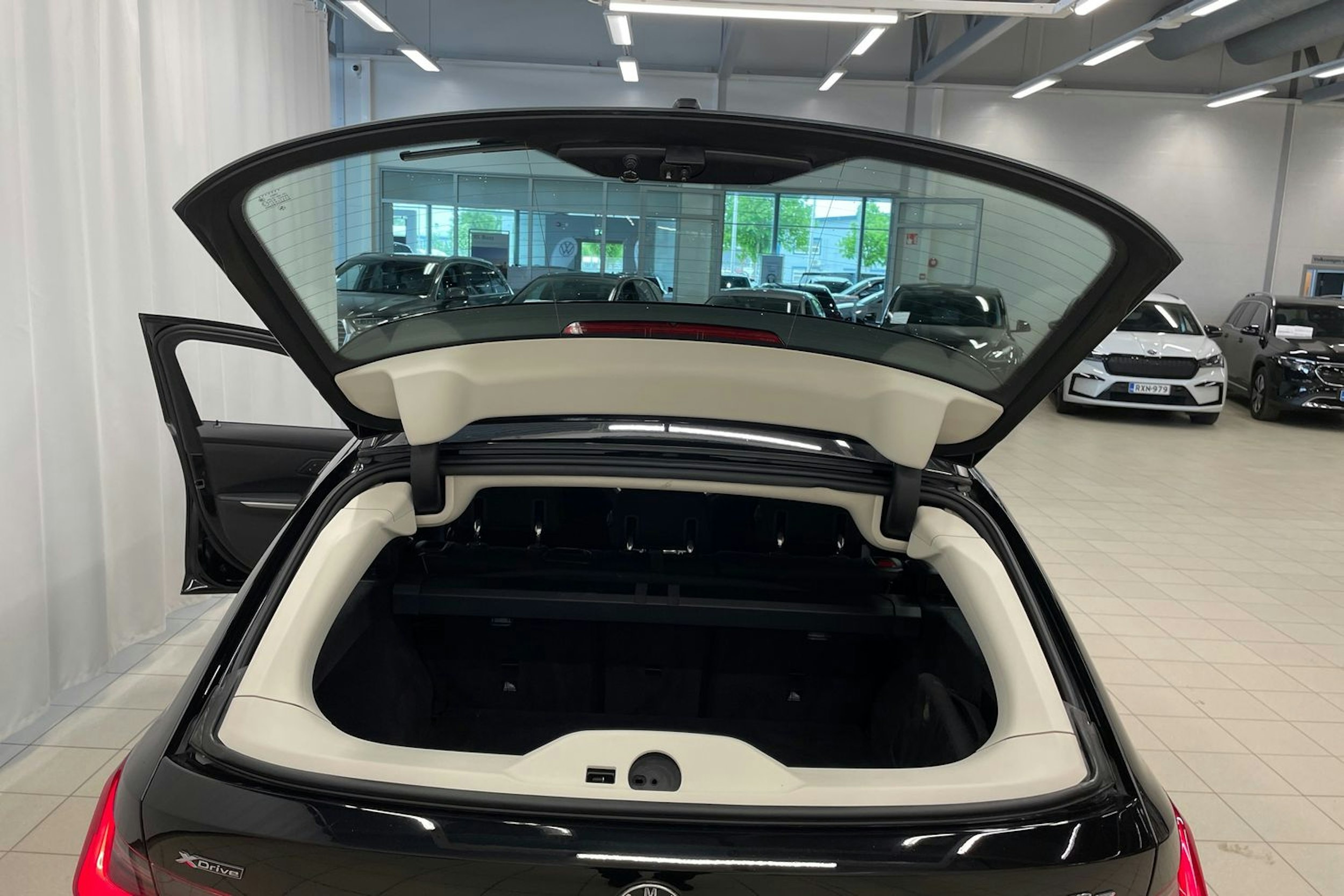 Musta BMW 330e 2021 kuva 21.