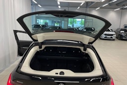 Musta BMW 330e 2021 kuva 21.