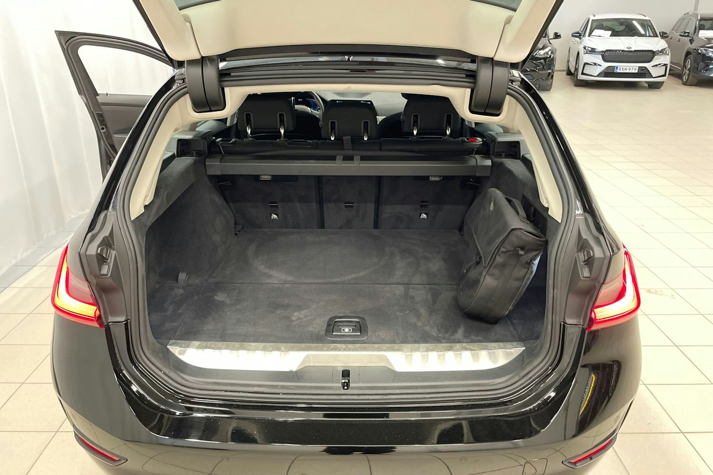 Musta BMW 330e 2021 kuva 22.