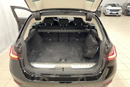 Musta BMW 330e 2021 kuva 22.