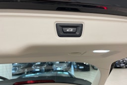 Musta BMW 330e 2021 kuva 23.