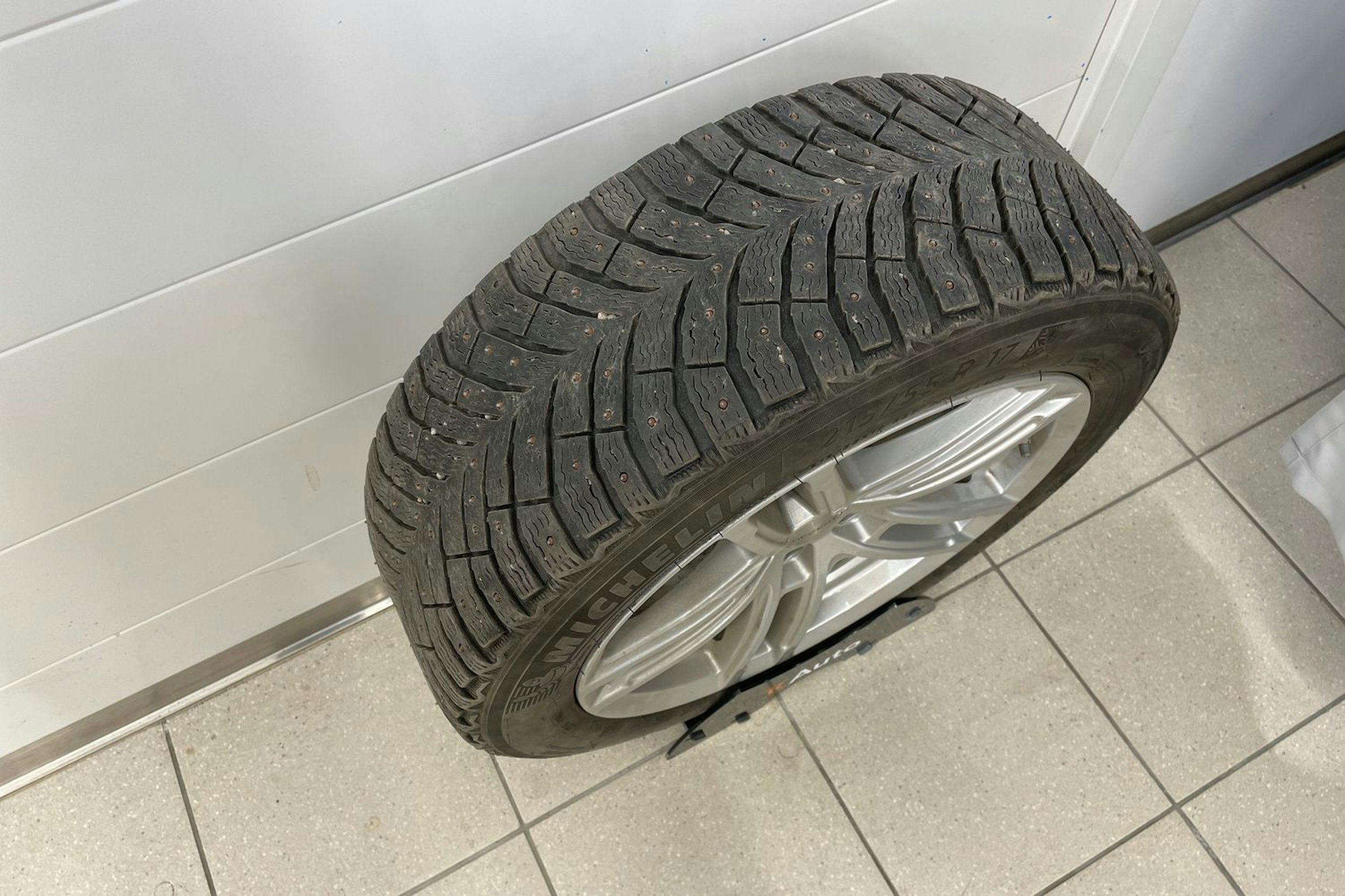 Musta BMW 330e 2021 kuva 25.