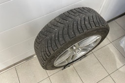 Musta BMW 330e 2021 kuva 25.