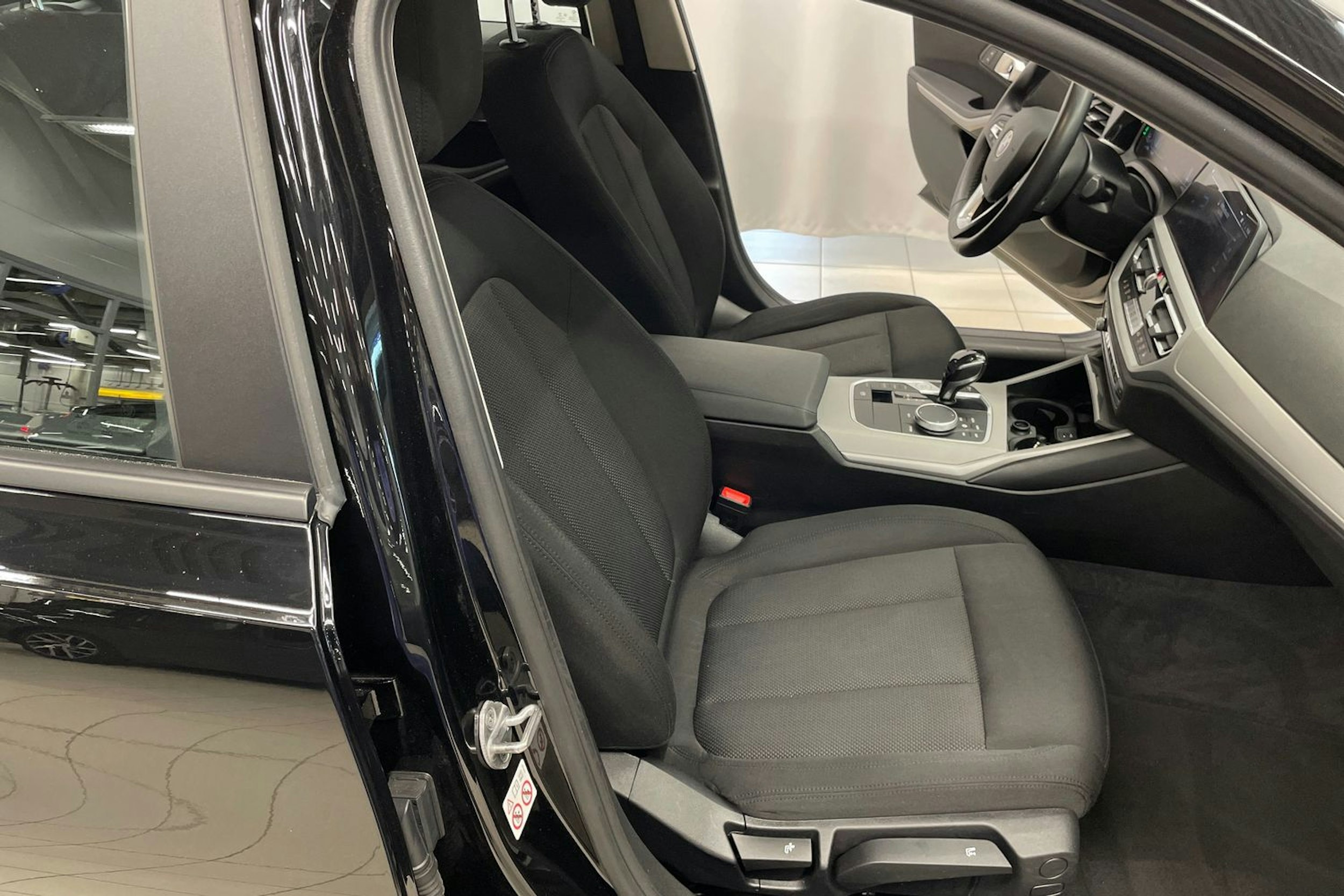 Musta BMW 330e 2021 kuva 26.