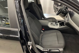 Musta BMW 330e 2021 kuva 26.