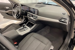 Musta BMW 330e 2021 kuva 27.