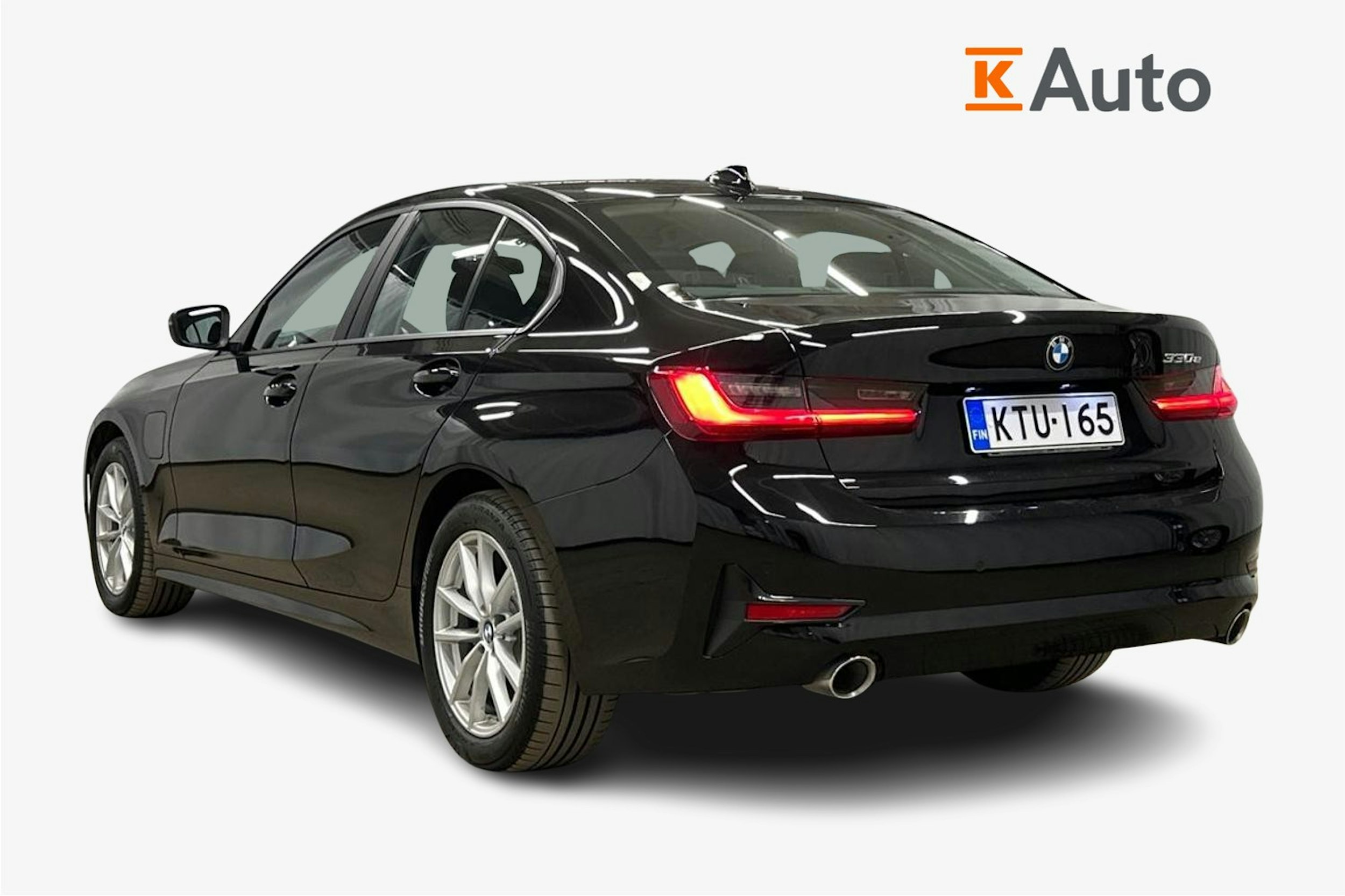 Musta BMW 330e 2021 kuva 2.
