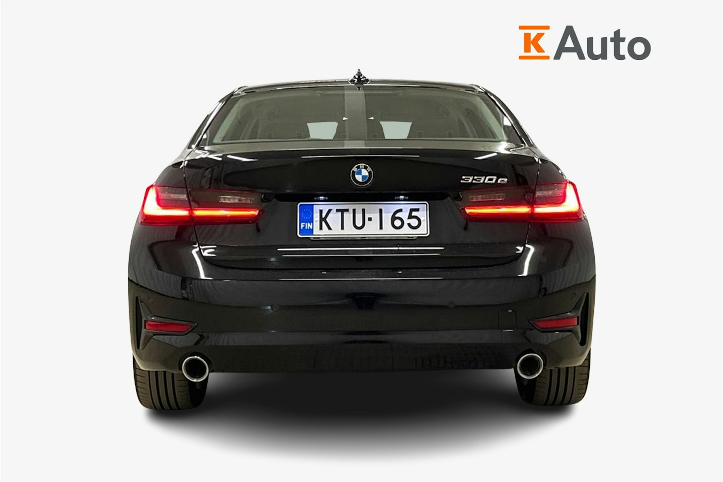 Musta BMW 330e 2021 kuva 3.