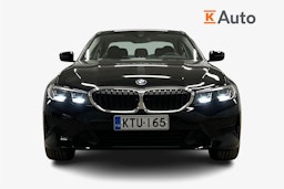 Musta BMW 330e 2021 kuva 5.