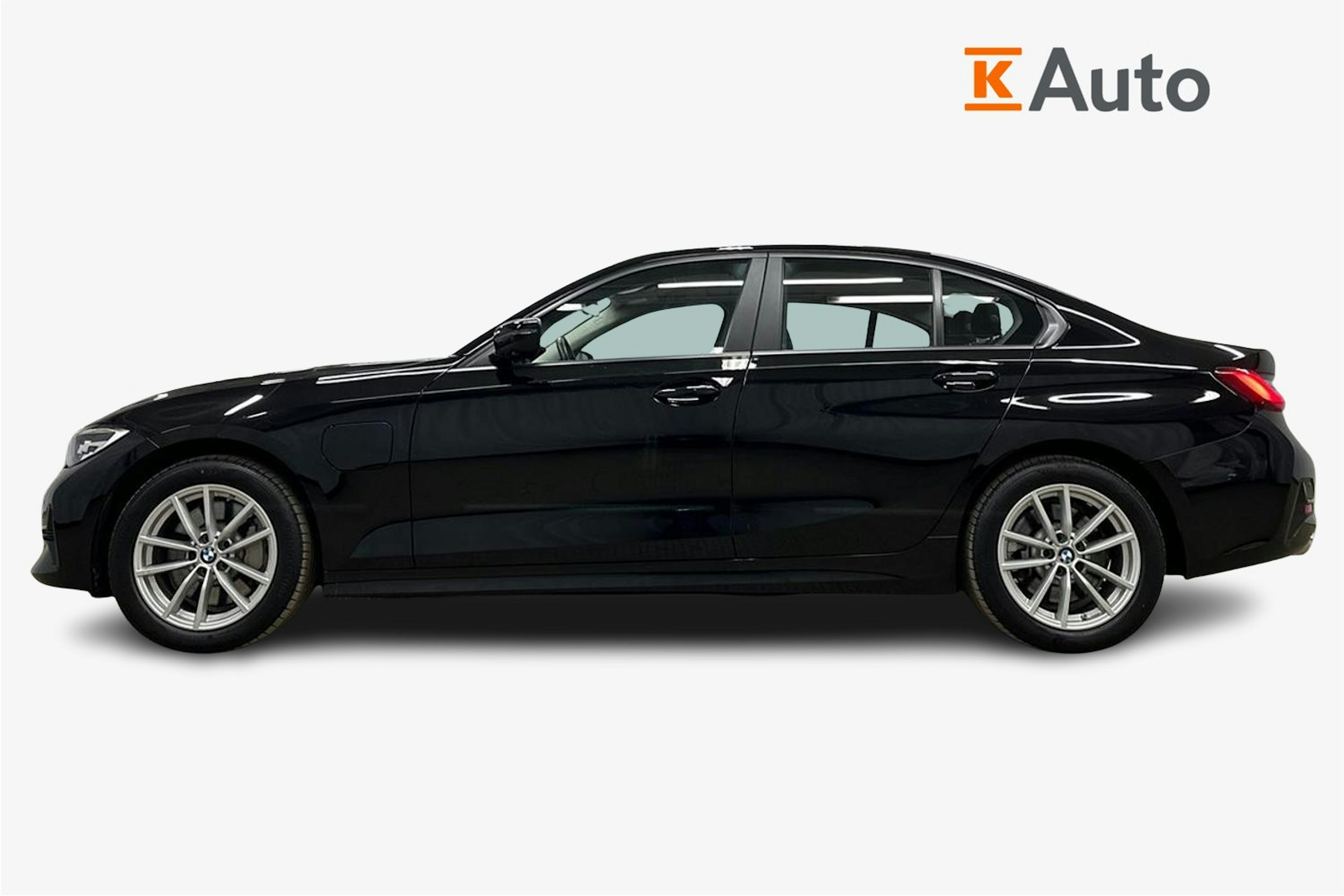 Musta BMW 330e 2021 kuva 6.
