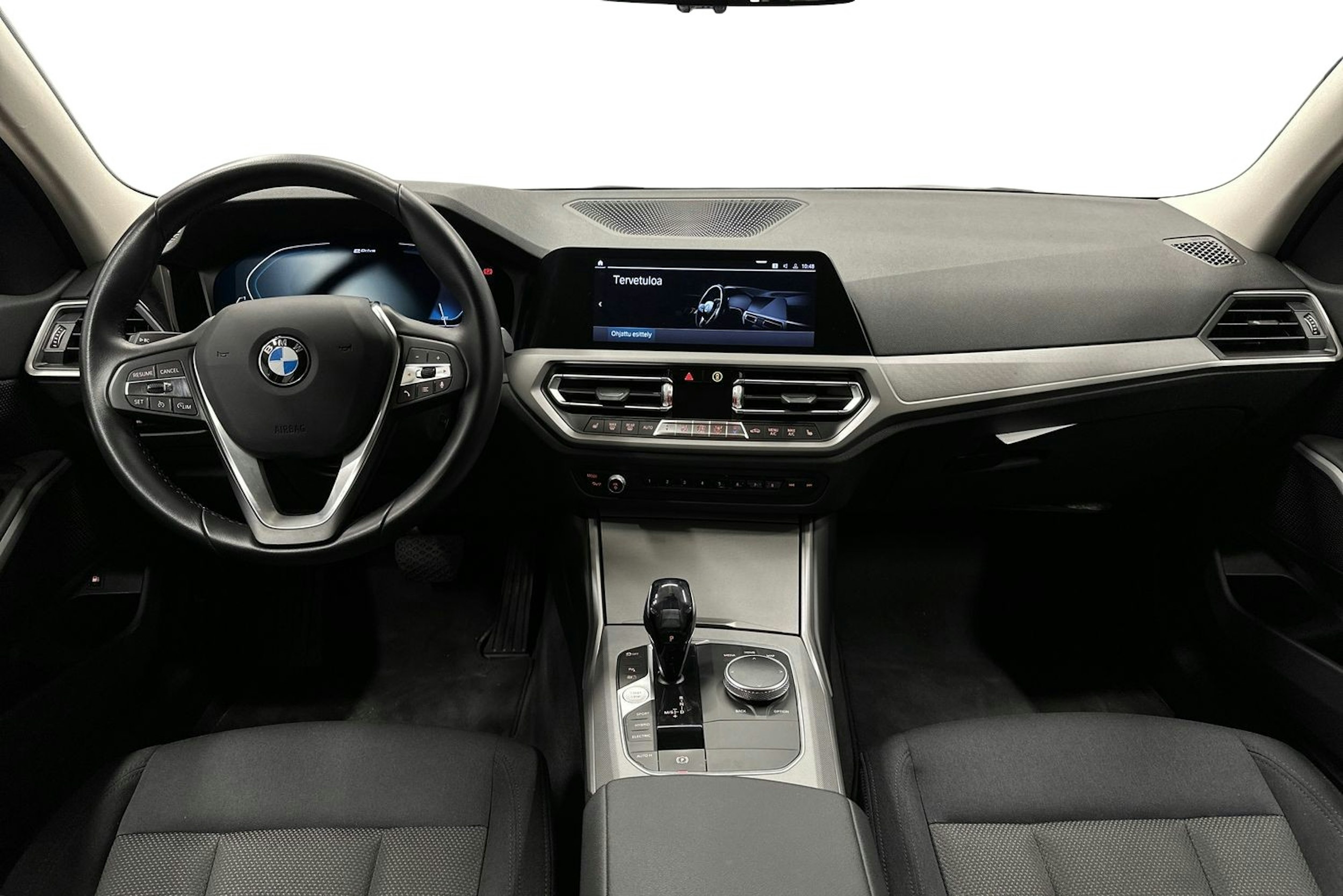 Musta BMW 330e 2021 kuva 9.