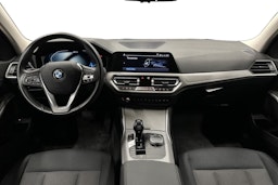 Musta BMW 330e 2021 kuva 9.