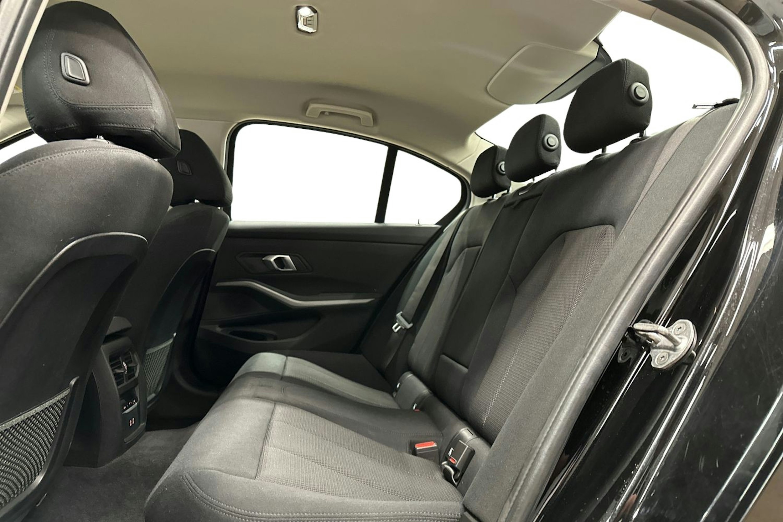 Musta BMW 330e 2021 kuva 10.