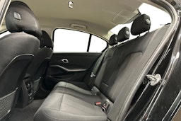 Musta BMW 330e 2021 kuva 10.