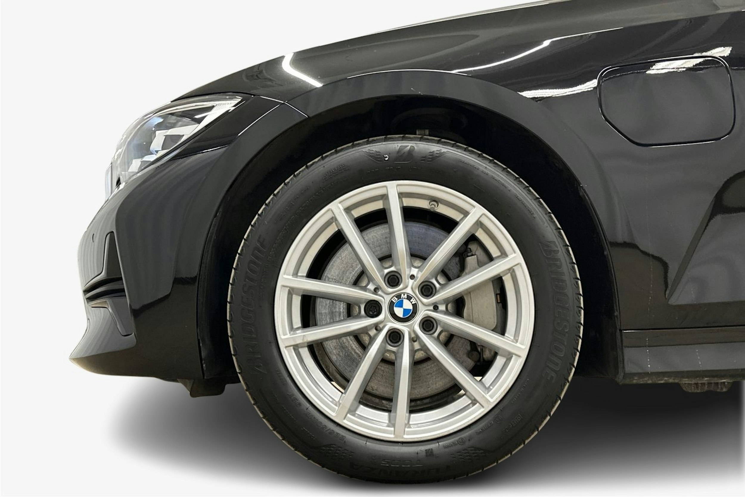 Musta BMW 330e 2021 kuva 11.