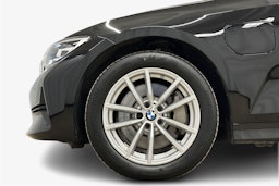 Musta BMW 330e 2021 kuva 11.