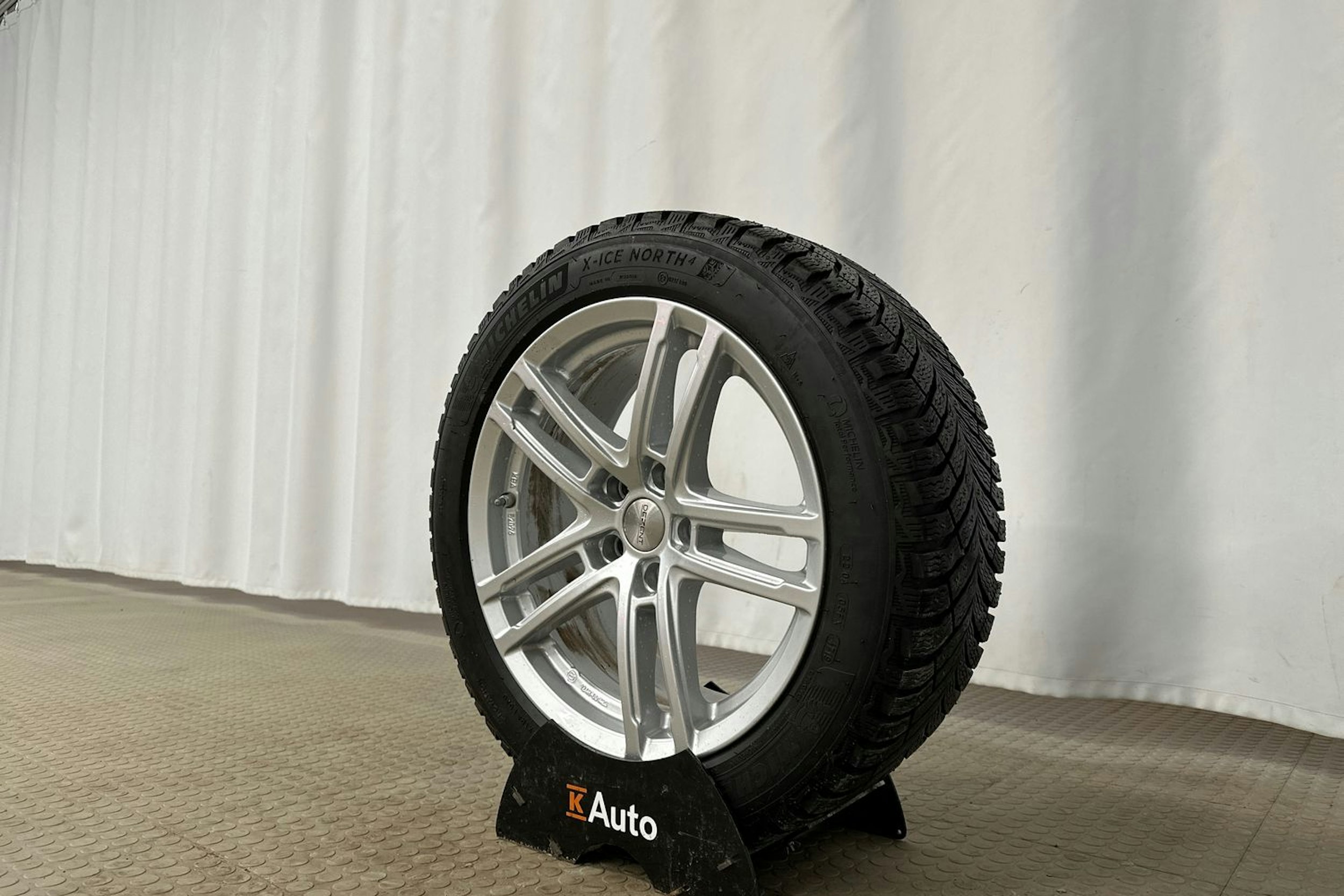 Musta BMW 330e 2021 kuva 13.