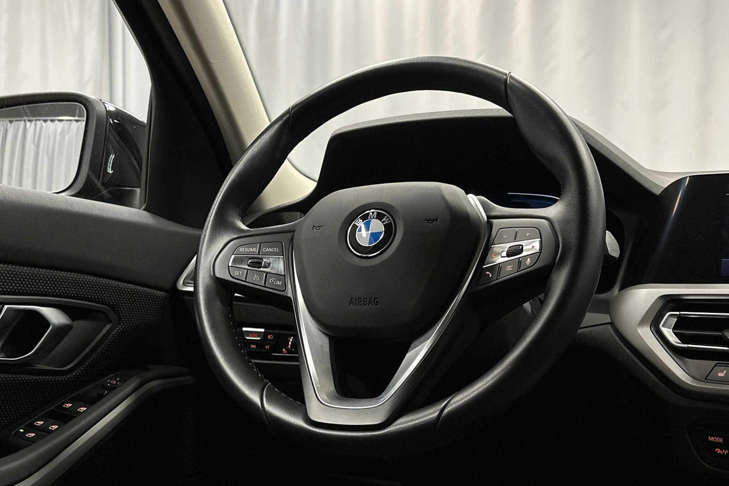 Musta BMW 330e 2021 kuva 14.