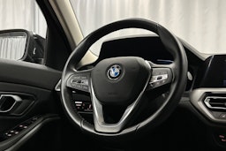 Musta BMW 330e 2021 kuva 14.